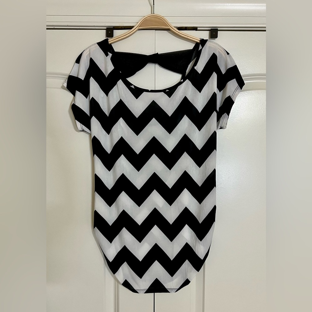 NWOT Free Kisses Top w/ Bow in Back - Ruched on Sides - SMALL - Black & White